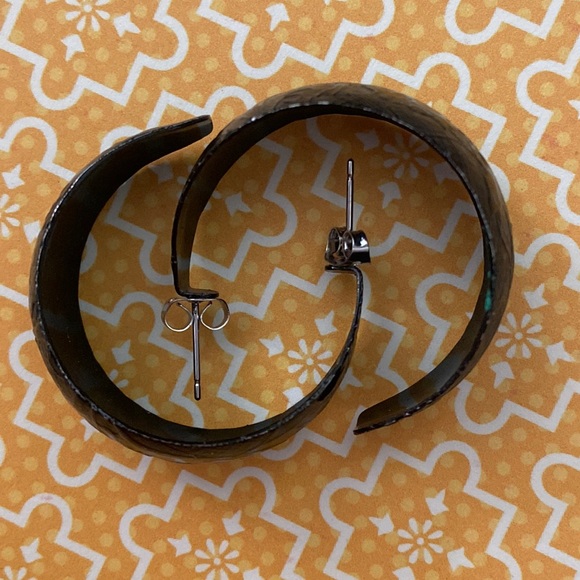 80s black textured patterned enamel paint crescent earrings - Picture 5 of 8